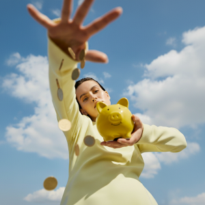 FEMME AVEC COCHON ECONOMIES CARREE